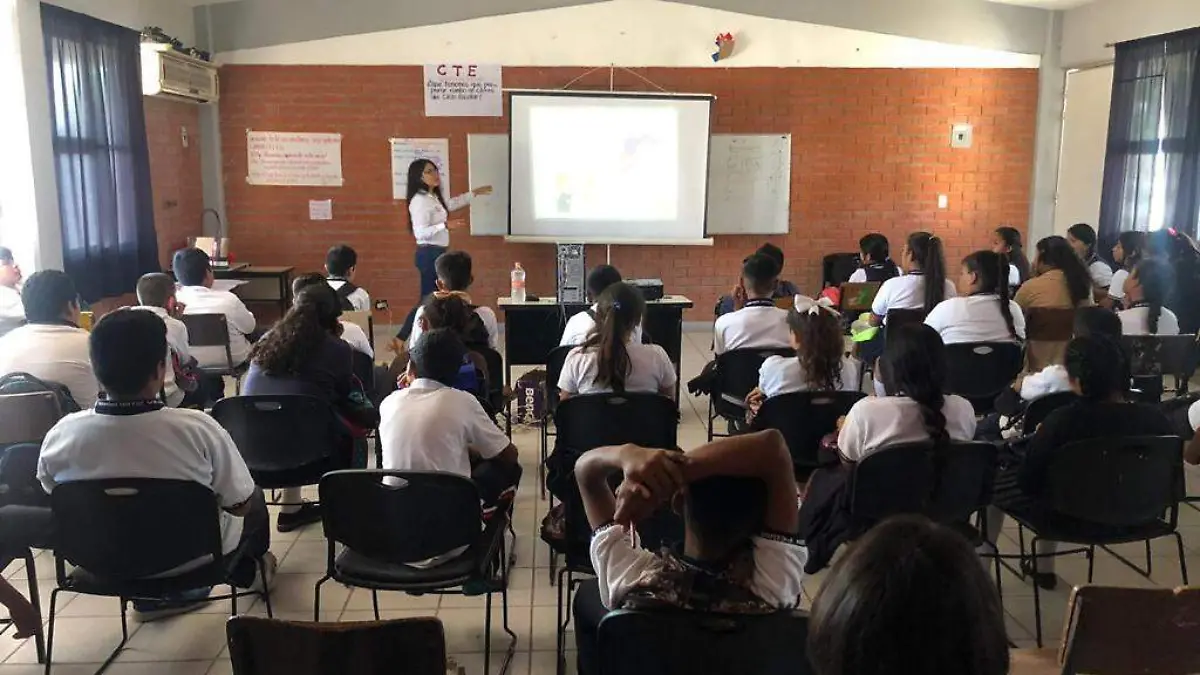 14 DIF y PRONIF Imparten plática a alumnos de Secundaria2